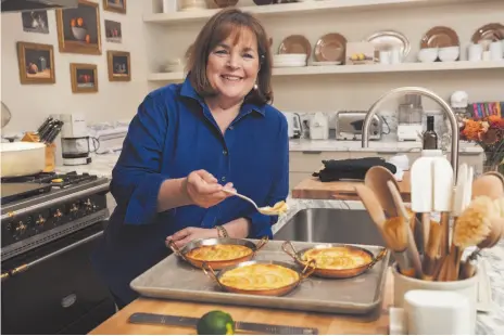  ?? CITIZEN NEWS SERVICE PHOTO ?? Ina Garten, whose latest cookbook is Cook Like a Pro, relaxes in her New York kitchen on Tuesday.