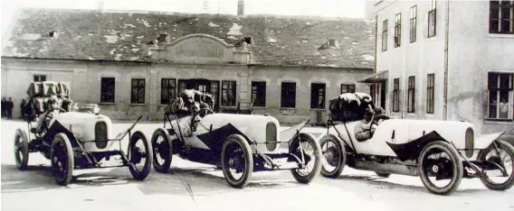  ??  ?? Above: In time-honoured fashion an Austro-daimler team posed for the birdie before leaving Wiener Neustadt for the 480-mile drive to Monza for the 1922 Italian Grand Prix, where the ADS II-R would take its bow