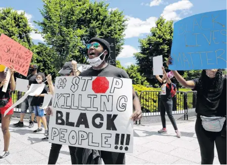  ?? REUTERS/YURI GRIPAS ?? Protestors demonstrat­e Sunday outside an entrance to the White House over the death in Minneapoli­s police custody of George Floyd.