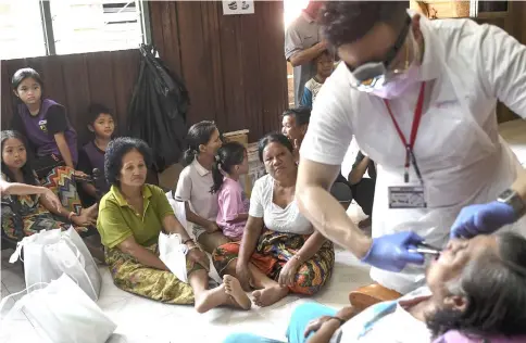  ?? — Bernama photo ?? Residents wait for their turns to receive dental treatment.