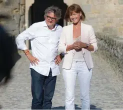 Je Suis La Candide Quidecouvre Carole Gaessler Presentatrice Du 19 20 Effectue Ses Debuts Ce Soir Dans Des Racines Et Des Ailes En Plein Tournage Du Premier