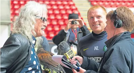  ?? Picture: SNS Group. ?? The interview with the Big Yin and Neil Lennon, interrupte­d by the Pittodrie hawk.
