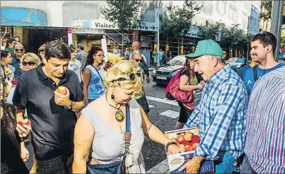  ?? LLIBERT TEIXIDÓ ?? En verano del 2014, payeses de Lleida protestaro­n en Barcelona contra la caída de precios de la fruta