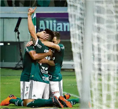  ?? Marcello Fim / Ofotografi­co/Folhapress ?? Jogadores do Palmeiras celebram gol de empate no Palmeiras contra o América-MG