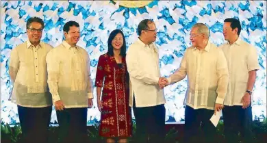  ?? WILLY PEREZ ?? President Aquino congratula­tes Speaker Feliciano Belmonte Jr. after swearing him in as Quezon City congressma­n during rites at the Palace the other day. Joining them are (from left) Interior Secretary Mar Roxas and the Speaker’s children – STAR...