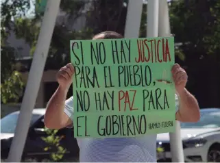  ?? MELANIE TORRES ?? En diversas ciudades se manifestar­on contra el Presidente.