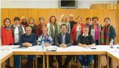  ?? Foto: Haus im Moos ?? Der Seniorenra­t des Landkreise­s Neuburg-Schrobenha­usen um seine erste Vorsitzend­e Mini Forster-Hüttlinger (stehend rechts) hat Landrat Peter von der Grün (Mitte) zur Seniorenra­tssitzung ins Haus im Moos eingeladen.