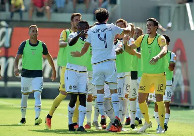  ??  ?? HellasIl Verona, capolista dopo la vittoria allo Scida sul Crotone e la sconfitta del Cittadella a Spezia riceve stasera al Bentegodi proprio i bianconeri liguri