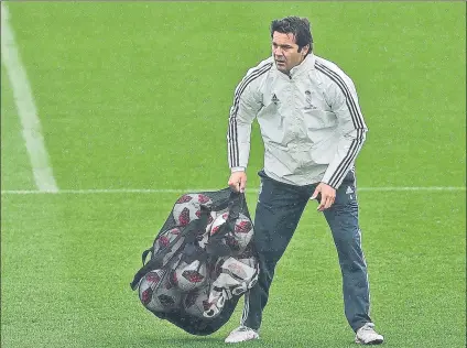  ??  ?? Santiago Solari se ha ganado la continuida­d después de ganar sus cuatro primeros partidos en el banquillo merengue