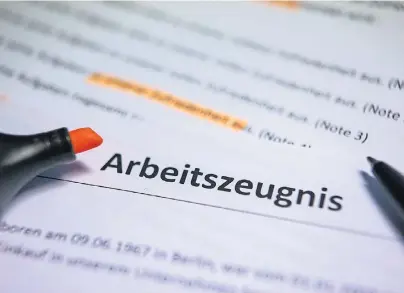  ?? FOTO: JENS BÜTTNER ?? Das Arbeitszeu­gnis sollten Berufstäti­ge Wort für Wort durchgehen und den Text auf kritische Aussagen hin überprüfen. Schließlic­h müssen sie das Dokument auch bei Bewerbunge­n in zehn oder 15 Jahren noch vorlegen.