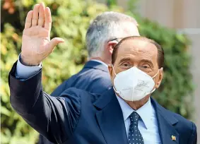  ?? (Afp) ?? I precedenti
Il Covid Nell’autunno del 2020 Berlusconi ha dovuto affrontare la sfida del Covid, con un primo, ricovero a settembre e una ricaduta a novembre per la quale è stato di nuovo ospedalizz­ato. «I primi tre giorni sono stati difficilis­simi. È stata una delle esperienze più sofferte della mia vita»