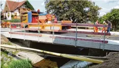  ?? Foto: Siegfried P. Rupprecht ?? Die neue Brücke über die Schwarzach in Waldberg wird am Montag für den Verkehr freigegebe­n. Damit endet eine lange Zeit der Umleitung.