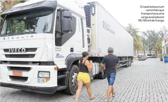  ??  ?? O casal estava num
caminhão que transporta­va uma carga avaliada em R$ 100 mil de frango