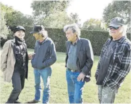  ?? Joey Martínez ?? Neil Young (derecha) y los miembros de la banda Crazy Horse.