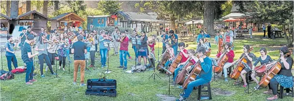  ??  ?? Músicos jóvenes practican al aire libre horas antes de ofrecer su concierto.