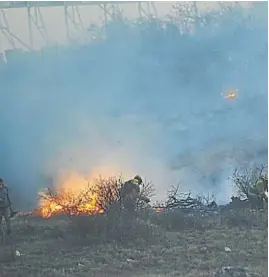  ?? JAVIER FERREYRA ?? TIEMPO DE FUEGOS. Un bombero entre las llamas del foco entre Carlos Paz y Capital.