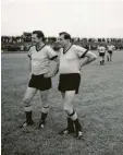  ??  ?? Fritz Walter und Sammy Drechsel (rechts) amüsierten sich beim Spiel.