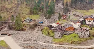  ??  ?? Perla mondiale dello sci alpino.Un’immagine dall’alto della frana che ha colpito la celebre località sciistica di Arabba (Belluno)