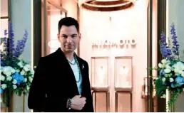  ??  ?? 9 Bobby Tonelli at the Mikimoto Flagship Store 9