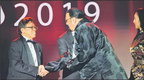  ??  ?? Abang Johari presenting Steven Seagal with the AIFFA 2019 Luminary Award.