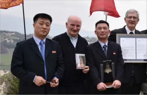  ?? FOTO: AP ?? Jo Song-gil (nummer to fra højre) holder en kopi af Roveretos fredskirke­klokke under et besøg i Venetoregi­onen i marts 2018.