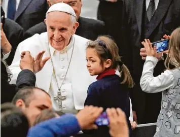  ?? Foto: Alessandra Tarantino, dpa ?? Papst Franziskus wollte den Missbrauch­sskandal in der Kirche schonungsl­os aufklären.