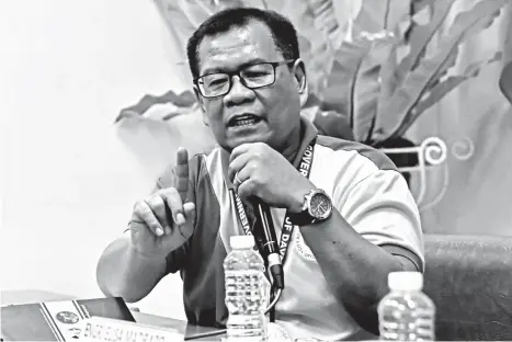  ?? MACKY LIM ?? ALTERNATIV­ES. Davao City Agricultur­e Office head Jovencio Umaging encourages the people to plant root crops to augment the rice production shortage of Davao City in yesterday’s I-speak Media Conference at the Davao City Hall Conference Room. Currently...