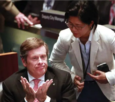  ?? MARTA IWANEK PHOTOS/TORONTO STAR ?? Mayor John Tory discusses the contentiou­s issue with Councillor Kristyn Wong-Tam during Thursday’s council debate.