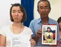  ??  ?? Have you seen her?: Qiong Lin showing one of her sister’s suicide notes while Poh Weng holds up a picture of Man Chee in Johor Baru.