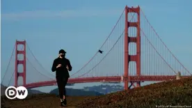  ??  ?? Keeping fit during the pandemic: A jogger at Golden Gate Bridge, California, USA