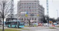  ?? FOTO: YVONNE ROITHER ?? Das neue Hochhaus Myos: Die Dächer sind dicht, die Fenster sind gesetzt. Jetzt geht der Innenausba­u weiter.