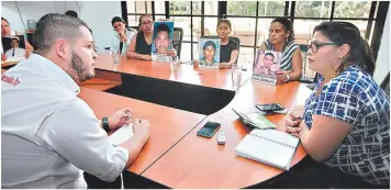  ?? FOTOS: EFRAÍN SALGADO ?? Marcel Osorto, periodista de EL HERALDO, conversó con familiares de hondureños desapareci­dos.