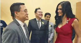  ??  ?? Former Special Assistant to the President Christophe­r Lawrence Go (left) with 2015 Miss Universe Pia Wurtzbach and German Moreno Walk of Fame Foundation president Federico Moreno (center)
