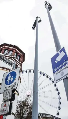  ?? RP-FOTO: HANS-JÜRGEN BAUER ?? Die Kameras am Burgplatz wurden kurz vor Weihnachte­n 2016 installier­t – unter anderem als Reaktion auf die Silvestern­acht 2015.