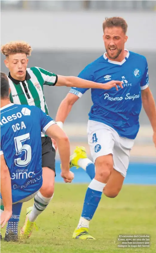  ?? PACO MARTÍN ?? El extremo del Córdoba Ximo, ayer, en una de las muchas acciones que rompió la zaga del Xerez