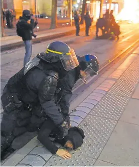  ?? AFP ?? Acción. La policía controló mejor la ciudad y arrestó a activistas.