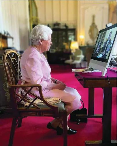  ?? AP ?? Isabel II durante una videoconfe­rencia por Zoom con las autoridade­s australian­as desde el Palacio de Windsor