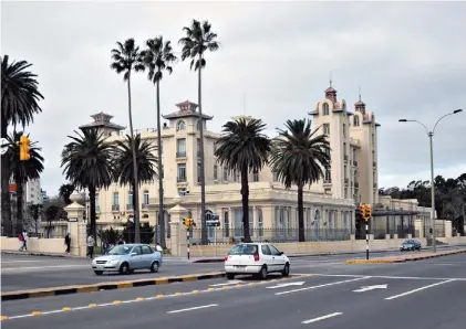  ??  ?? Ex Casino. La sede del Parlasur en Montevideo, frente a la rambla. Nació en 2008 y aún no funciona a pleno.