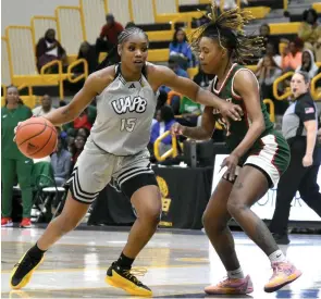  ?? ?? Coriah Beck of UAPB drives past Leah Turner of Mississipp­i Valley State in the fourth quarter Saturday at the H.O. Clemmons Arena. (Pine Bluff Commercial/I.C. Murrell)