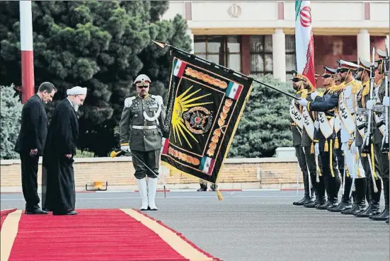  ?? PRESIDENTI­AL OFFICE HANDOUT / EFE ?? El president iranià, Rohani, a l’aeroport de Teheran ahir abans del viatge cap als Estats Units per participar en l’assemblea de l’ONU