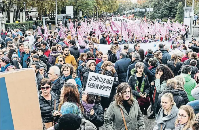  ?? DANI DUCH ?? Miles de mujeres ocuparon ayer el centro de Madrid, desde la plaza de Cibeles hasta la Puerta del Sol