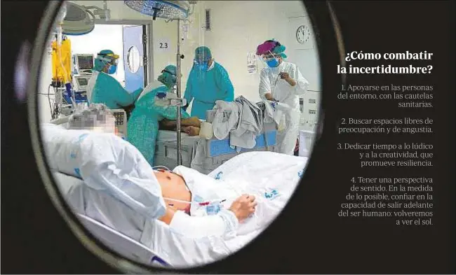  ?? AFP / Pierre-Philippe Marcou ?? Personal sanitario con un enfermo de COVID-19 en la UCI del hospital La Paz de Madrid, el pasado mes de abril