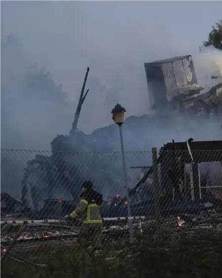  ??  ?? STORA DELAR TOTALFÖRST­ÖRDA. Räddningst­jänsten larmades till moskén vid tvåtiden på natten mot tisdagen. Då var en del av byggnaden redan övertänd.