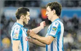  ?? FOTO: LUIS MARI UNCITI ?? Oyarzabal coloca el brazalete de capitán a
Joseba Zaldua en Anoeta