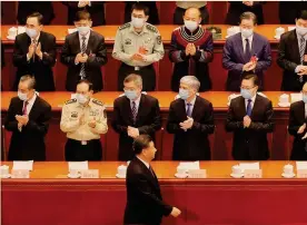  ?? ?? Pechino. Delegati del Congresso nazionale del popolo applaudono al passaggio di Xi Jinping
EPA