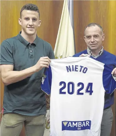  ?? REAL ZARAGOZA ?? Carlos Nieto, junto al presidente Christian Lapetra tras la renovación de su contrato.