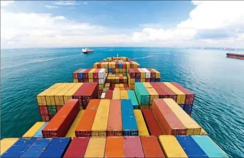  ??  ?? Det ca. 200 meter lange nybyggede containers­kib kommer til at sejle på grøn metanol og bliver dermed det første i verden, som ikke belaster klimaet. Foto: Arkiv