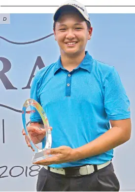  ?? ERNIE PEÑAREDOND­O ?? Jobim Carlos poses with his trophy in the PGTA Riviera Classic at the Langer Course in Silang, Cavite.