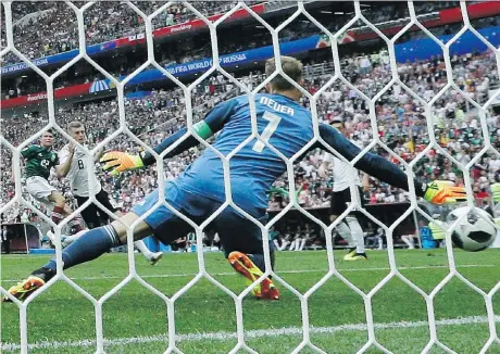  ?? VICTOR CAIVANO/THE ASSOCIATED PRESS ?? Hirving Lozano’s goal held up as the winner in Mexico’s 1-0 World Cup win over Germany Sunday in Moscow.