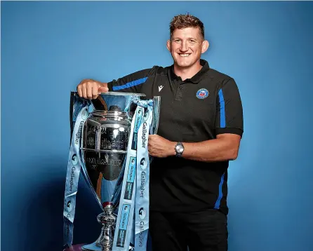  ?? PICTURES: David Rogers/getty Images ?? Bath director of rugby Stuart Hooper with the Gallagher Premiershi­p Trophy